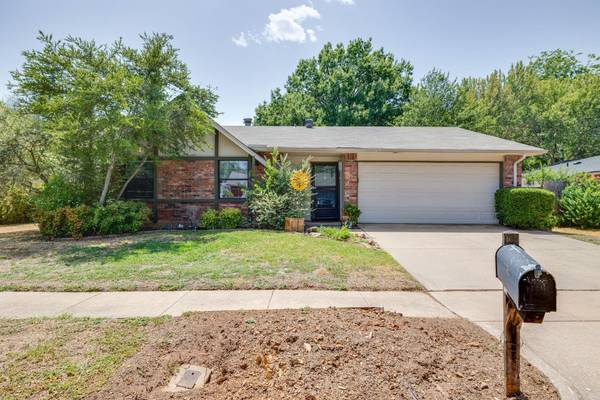 2702 Southcrest Drive, Arlington, TX 76016