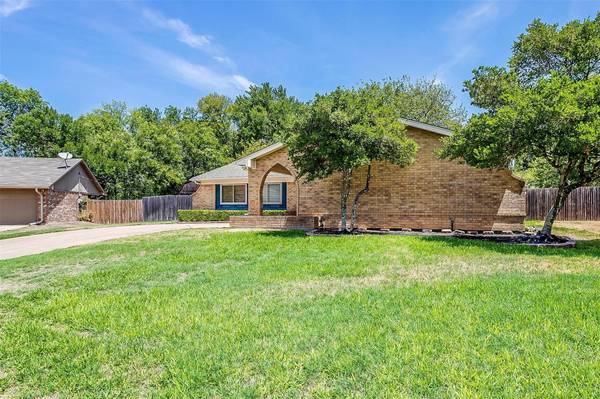 905 Willow Way, Benbrook, TX 76126