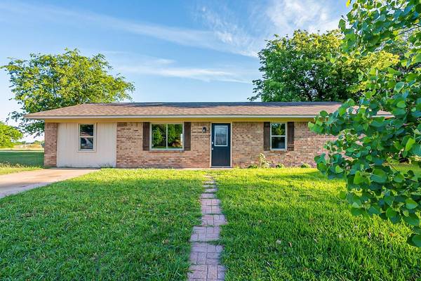 111 Southmanor Court, Sanger, TX 76266