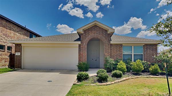 825 Woodson Way, Fort Worth, TX 76036