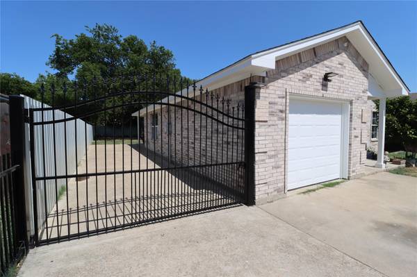 825 Pangburn Street, Grand Prairie, TX 75051