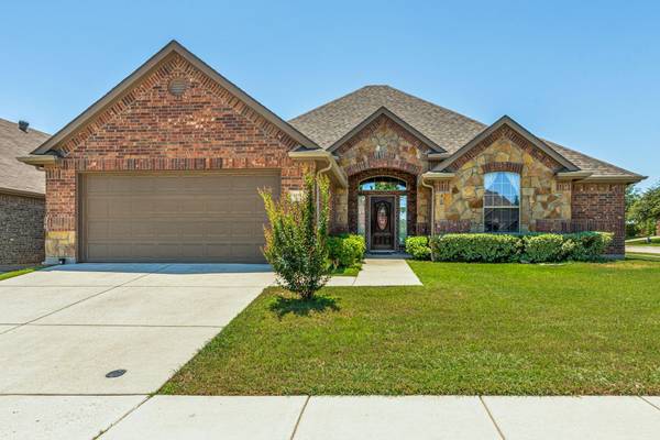 8757 Regal Royale Drive, Fort Worth, TX 76108