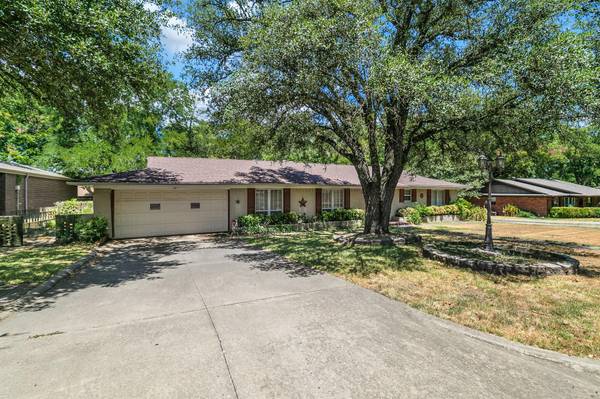 107 Carpenter Loop,  Bonham,  TX 75418