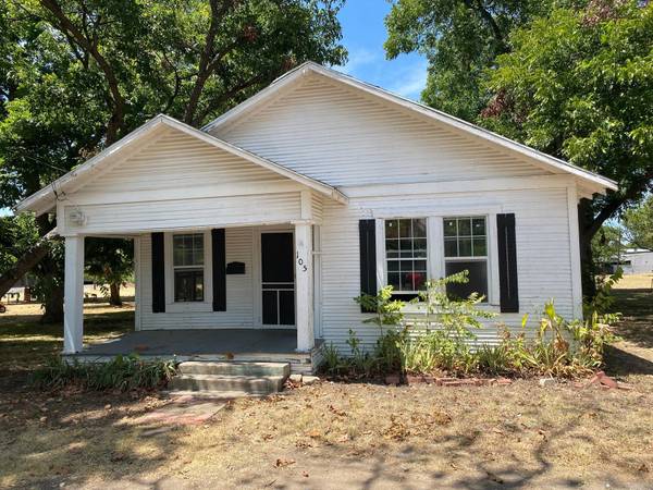 105 N Goodman Avenue, Kerens, TX 75144