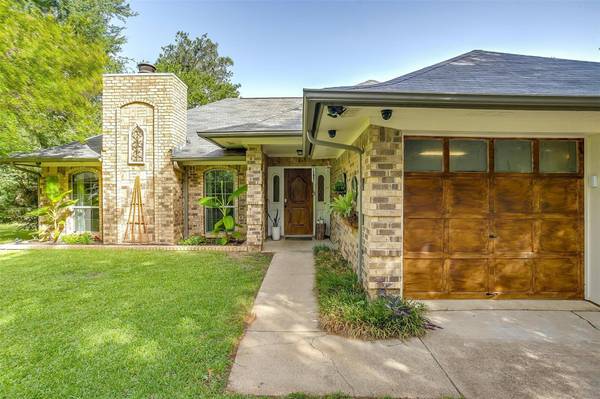 129 N Shady Oaks Drive, Burleson, TX 76028