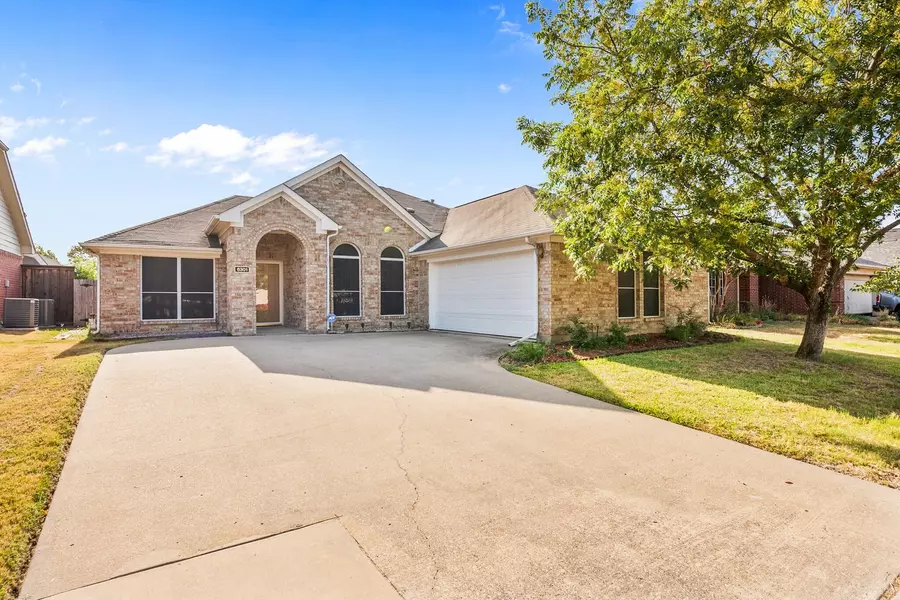 6301 St Leonard Drive, Arlington, TX 76001