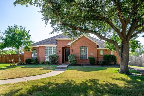 8406 Lexington Court, Rowlett, TX 75089