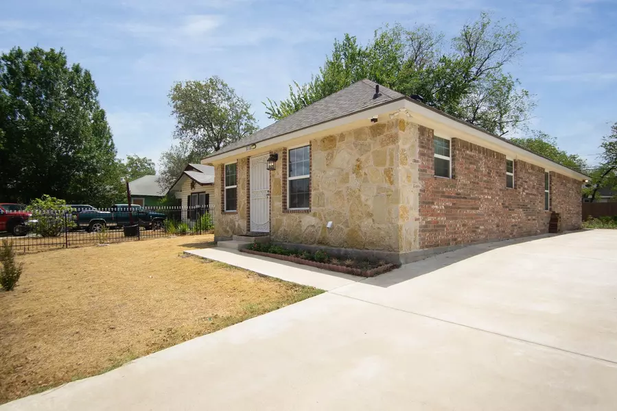 3526 Strong Avenue, Fort Worth, TX 76105