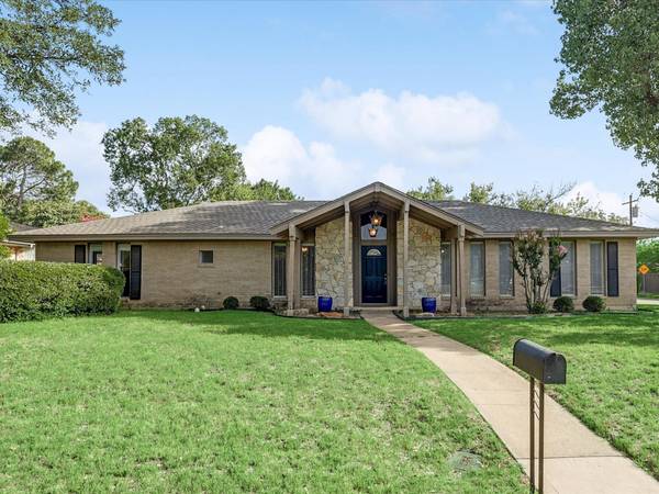 400 Circleview Drive S, Hurst, TX 76054