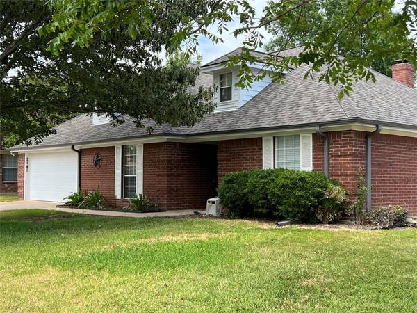 2140 N Village Drive, Bonham, TX 75418