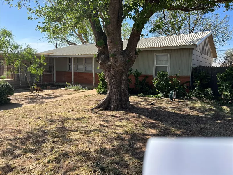 915 E 5th Street, Rotan, TX 79546