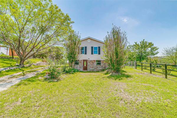 2802 Hilltop Court, Granbury, TX 76048