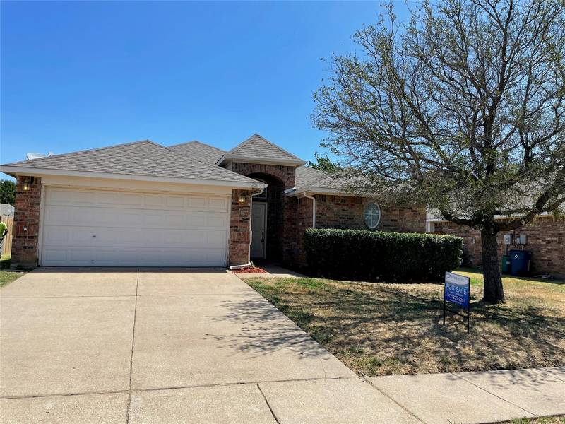 208 Arrowhead Drive, Burleson, TX 76028