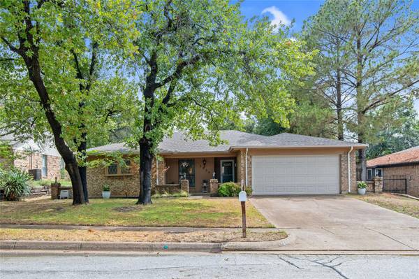 2824 Live Oak Lane, Bedford, TX 76021