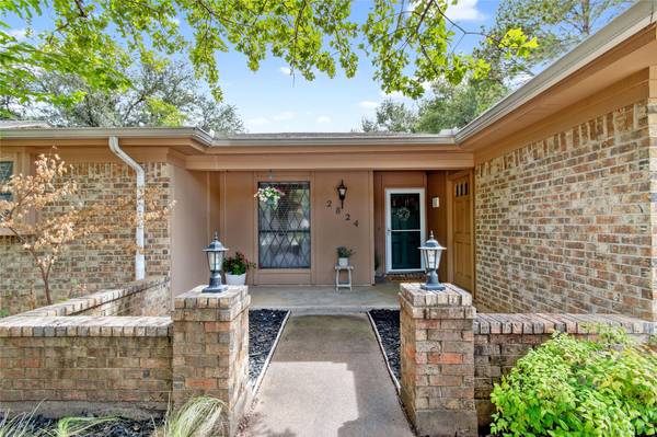 Bedford, TX 76021,2824 Live Oak Lane