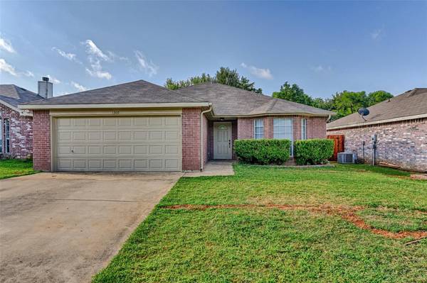 1309 Hidden Oaks Drive, Mansfield, TX 76063