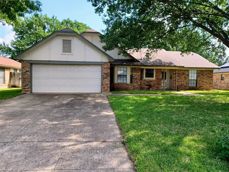 3917 Spoonwood Lane, Fort Worth, TX 76137