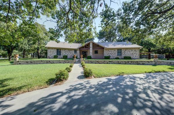 1204 W David Avenue, Decatur, TX 76234