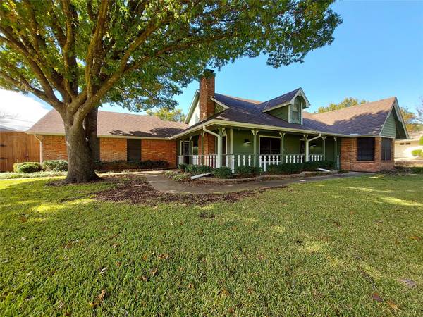 803 Rock Creek Drive, Oak Leaf, TX 75154