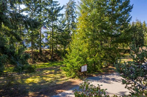 Qualicum Beach, BC V9K 1L8,103 Railway St #202