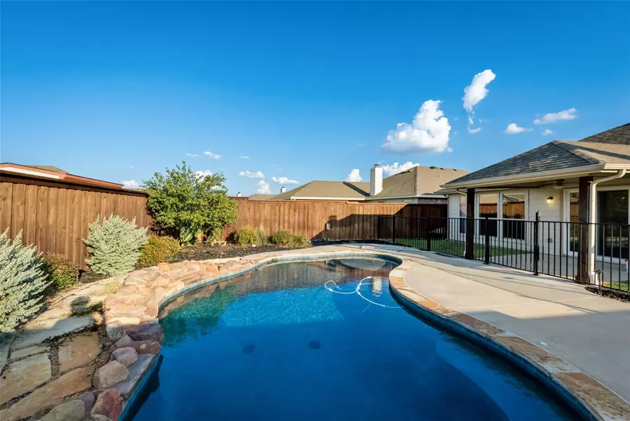 4008 Autumnwood Lane, Heartland, TX 75126