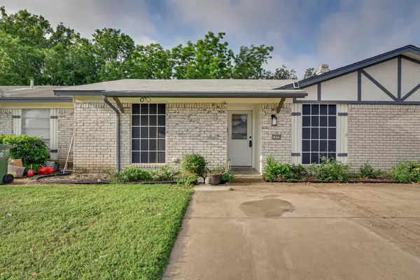 1020 Pleasant Valley Lane, Arlington, TX 76015