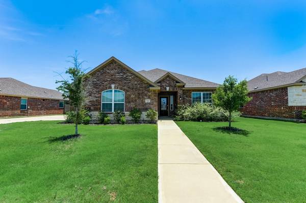 526 Roaring Springs Drive, Glenn Heights, TX 75154