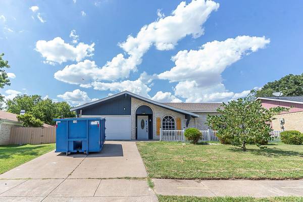 305 Pebblebrook Street, Arlington, TX 76014