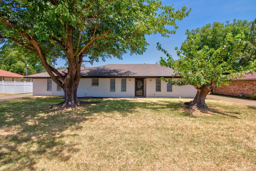 522 E Thomas Street, Pilot Point, TX 76258