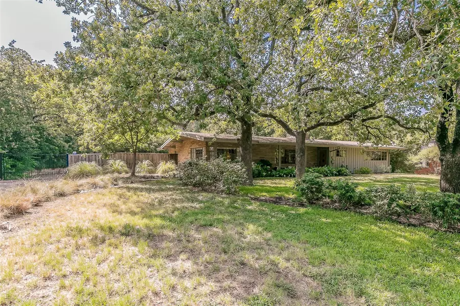 1716 Wilson Road, Fort Worth, TX 76112