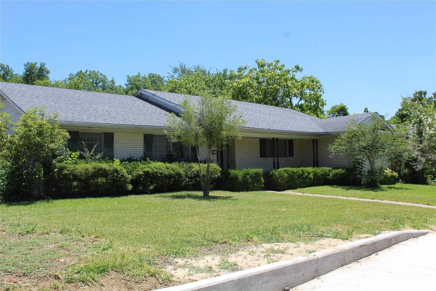 401 S Santa Fe Street, Wolfe City, TX 75496