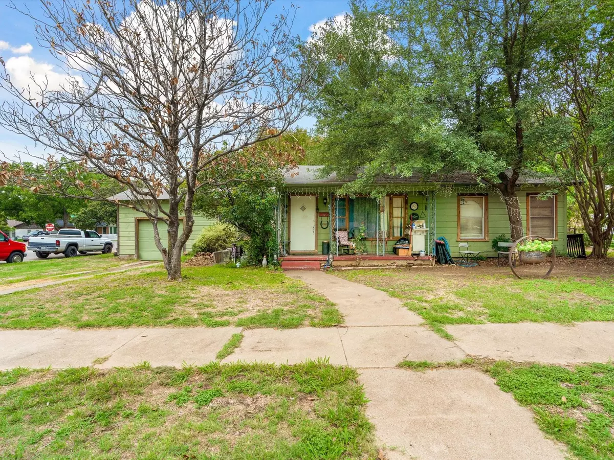 Cleburne, TX 76033,836 Featherston Street