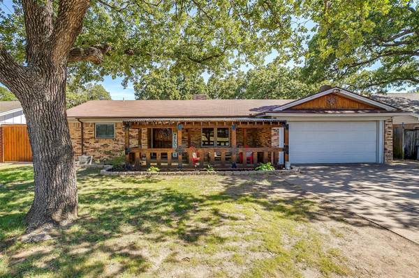 829 Oakwood Avenue, Hurst, TX 76053