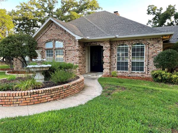 3609 Applewood Court,  Burleson,  TX 76028