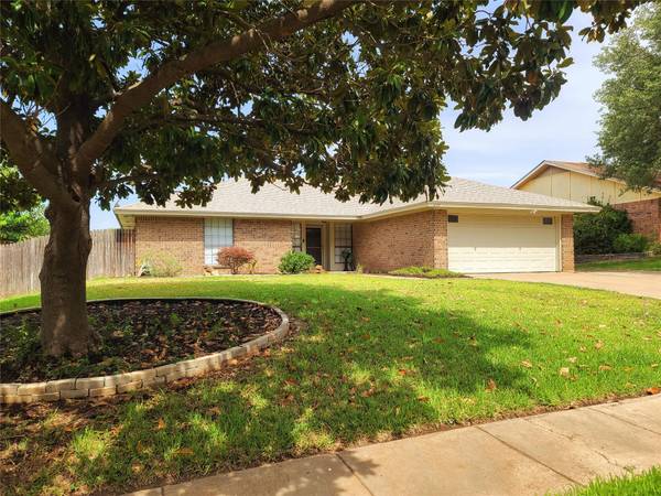 221 Lansford Drive, Benbrook, TX 76126