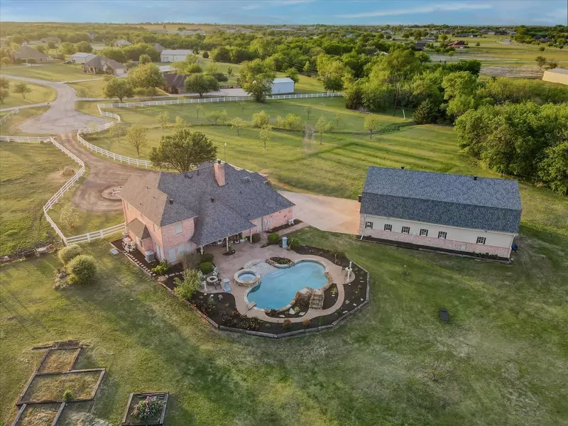 820 Conestoga Trail, Rhome, TX 76078