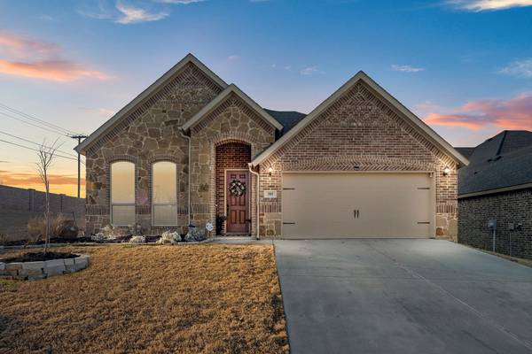 305 Hudson Court, Kennedale, TX 76060