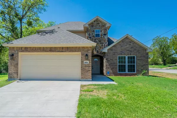 1231 Cambridge Street, River Oaks, TX 76114