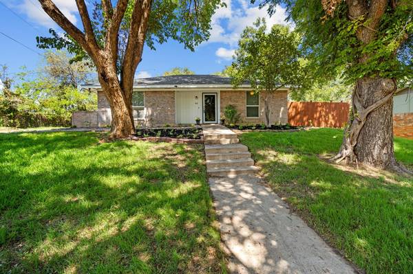 802 Waterbury Street, Grand Prairie, TX 75051