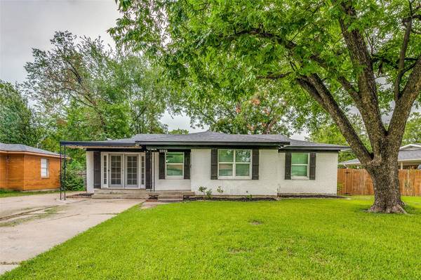 3324 Half Moon Drive, Fort Worth, TX 76111