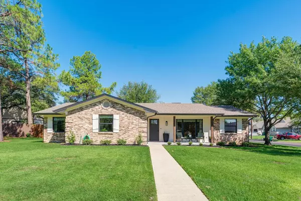 2906 Brookhollow Drive, Denton, TX 76207