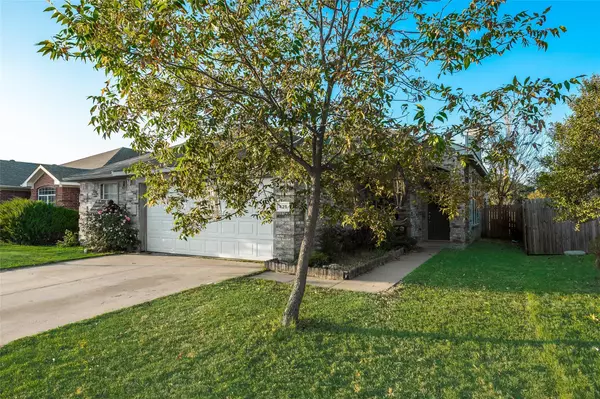 425 Shadow Grass Avenue, Fort Worth, TX 76120