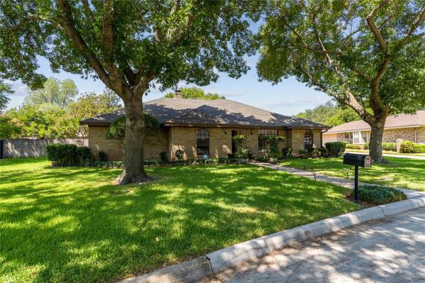 2313 Axminster Court, Grand Prairie, TX 75050