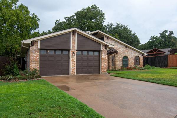 831 Ridge Drive, Bedford, TX 76021