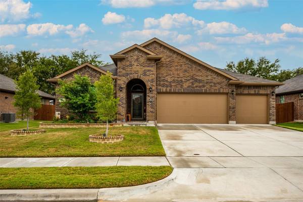 561 REDDING Drive, Saginaw, TX 76131