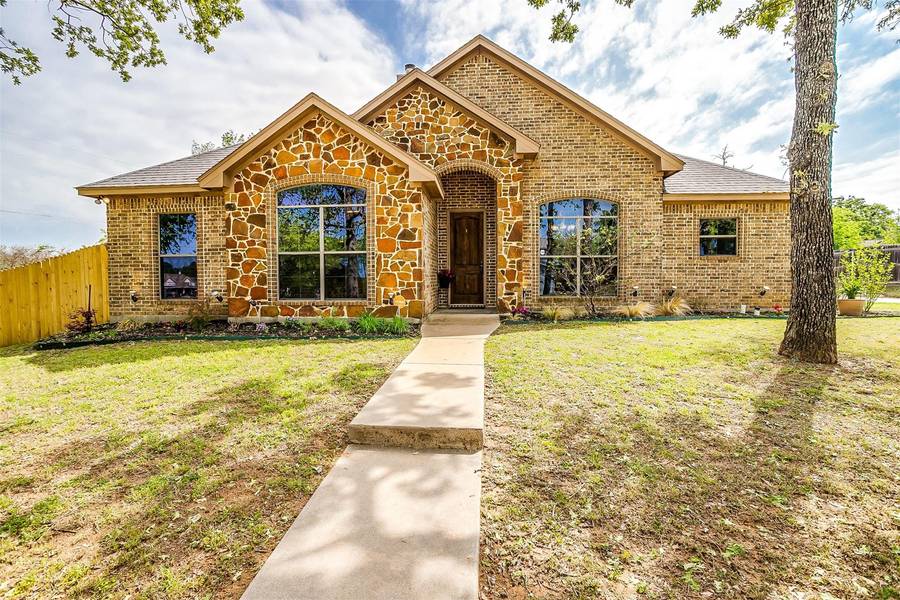 304 Cobb Drive, Joshua, TX 76058