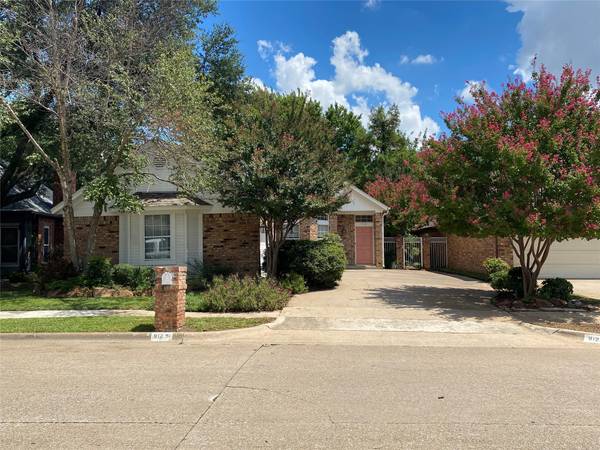 912 Olde Towne Drive, Irving, TX 75061