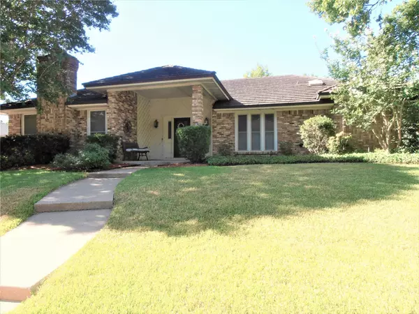 3810 S Shadycreek Drive, Arlington, TX 76013