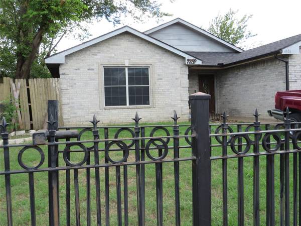 4526 Falls Drive,  Dallas,  TX 75211