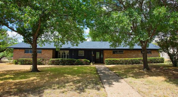 1401 Oak Hills Drive, Graham, TX 76450